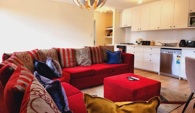Luxurious & Stylish home - 10 Mins from Freemantle & Fiona S. Hosp & Murdoch Uni in Coolbellup