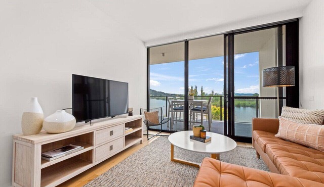 Luxurious Waterfront Unit with Breathtaking Views