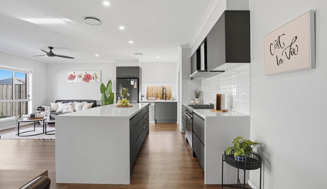 Luxury 4BR Gledswood Residence | Stylish Escape for Families & Groups