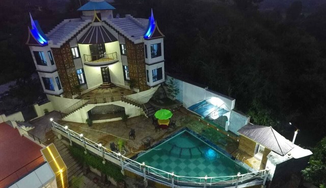 Luxury 5 star 5 br home with Pool & Stunning View