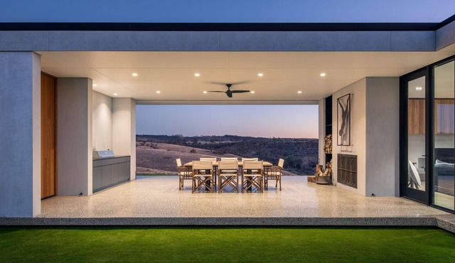 Luxury architecturally designed holiday home with spectacular views in Middle River