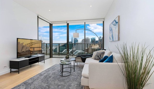Luxury CBD 3BR | Pool, Fireworks Views