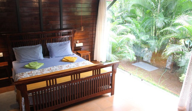 Luxury cottage in a lush green-50 meters from Morjim beach