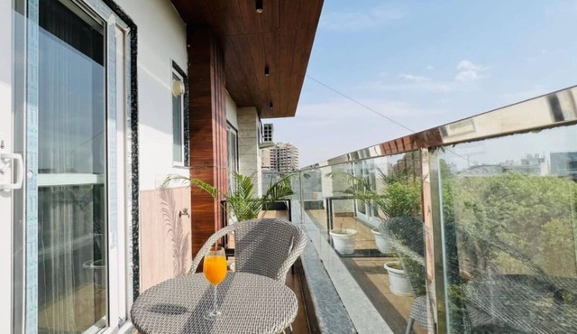 Luxury executive suite in Gurugram, featuring air conditioning and Wi-Fi.