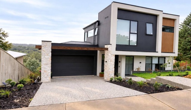 Luxury Hillside Escape | Scenic Views & Cosy Stay in Eltham North