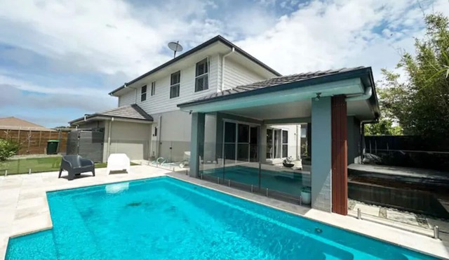 Luxury Home Pool & Spa only 400 Metres from Shell Cove Marina & Close to Beaches