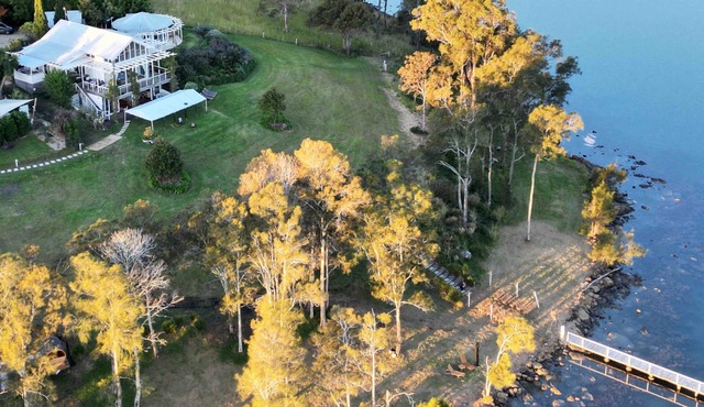 Luxury Lake Front Farm, 3 houses. in Coomba Bay