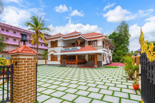 Luxury Oasis 3BR AC Villa- Garden & Balcony Lounge
