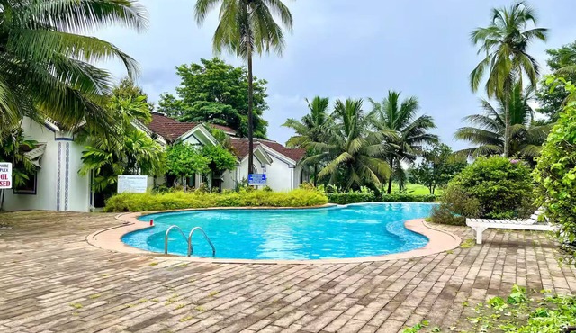 Luxury Pool Side Studio With Private Balcony