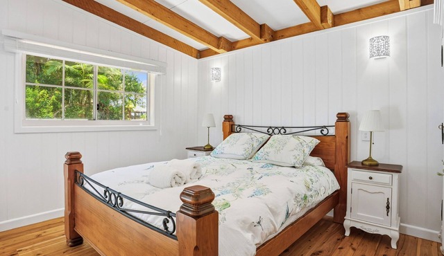 Luxury Romantic Rainforest Cottage, waterfall area, firepit, fireplace. in Springbrook