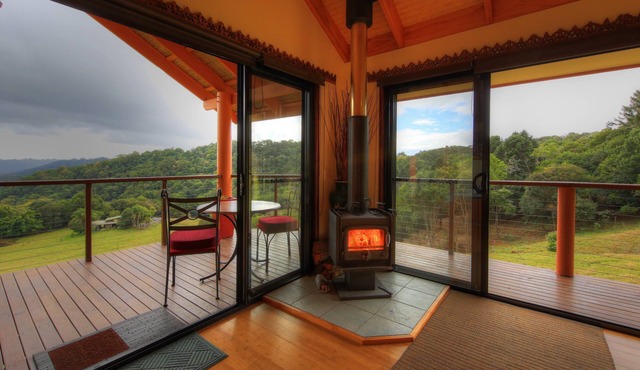 Luxury self-contained villa with king bed, double spa, fireplace, and kitchen. in Maleny