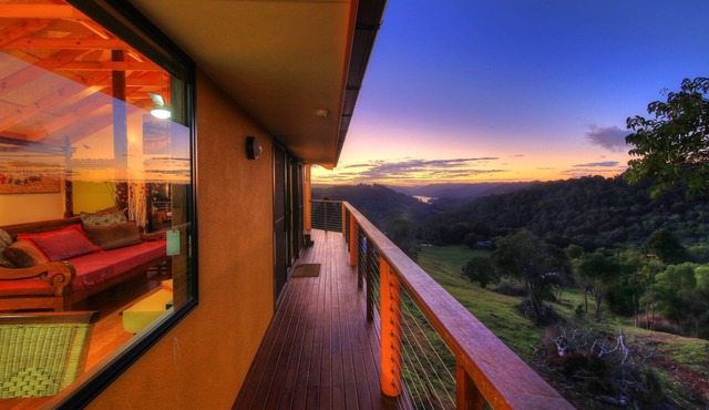 Luxury self-contained villa with king bed, double spa, fireplace, and kitchen. in Maleny