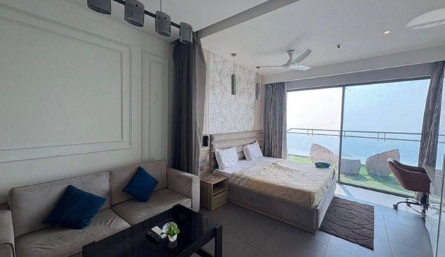 luxury stay at Supernova at 42nd floor ,Noida
