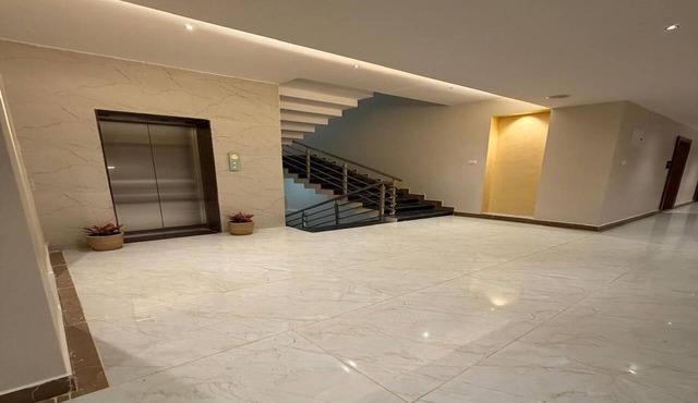 M R SUITES