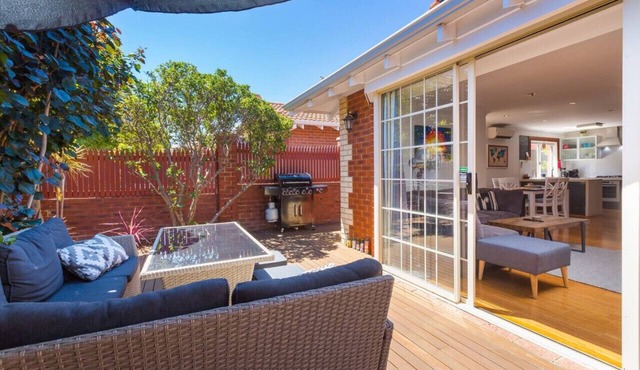 Magic Location! 1km to Scarborough Beach! in Scarborough