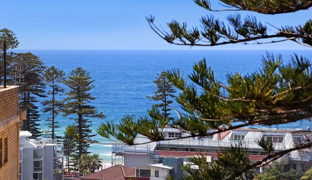 Manly Beach surf and ocean view modern home-close walk surf beach, ferry, shops.