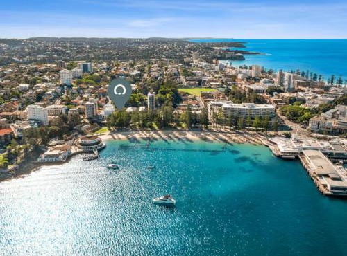 Manly Beachfront Stays - 3 Bedroom with Garden - Steps to Ferry, Beach, Shops & Restaurants