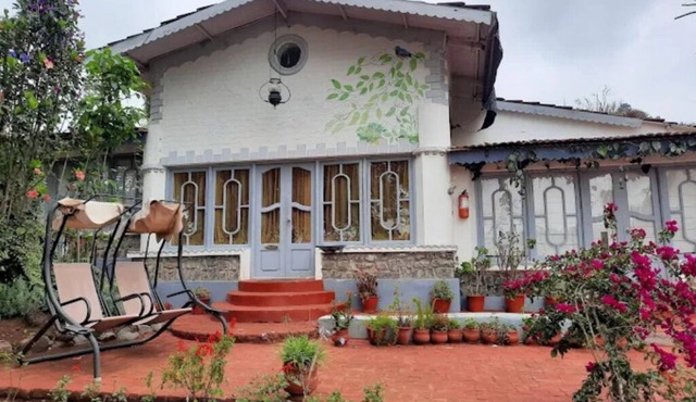 Maplewood Cottage, Ooty by Ebony Stays | Luxury 6BHK with Lawn & Mountain Views