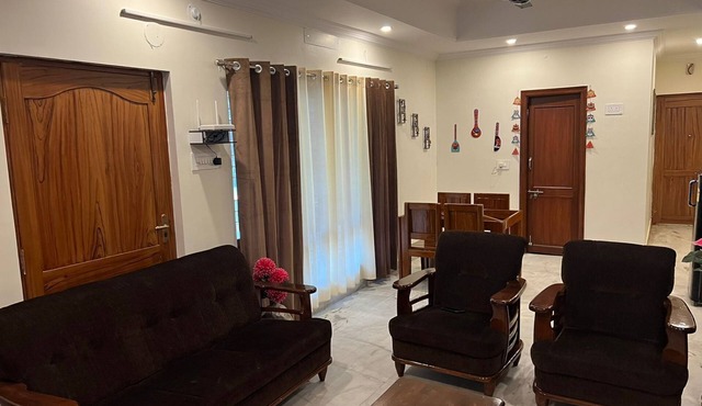 Maruthi Villa, Walkable to Beach. Pet-Friendly!