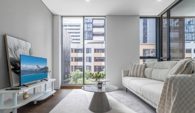 Mascot | Stylish 2BR | Balconyand Parking