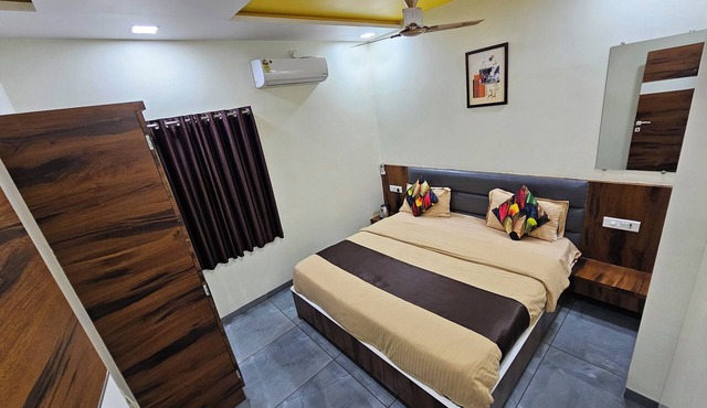 Meera's NB & DB 1 - bedroom apartment with WiFi and AC in picturesque Panchgani
