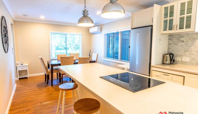MetaWiseBnB Waterfront 3BR Coastal Escape in Deception Bay