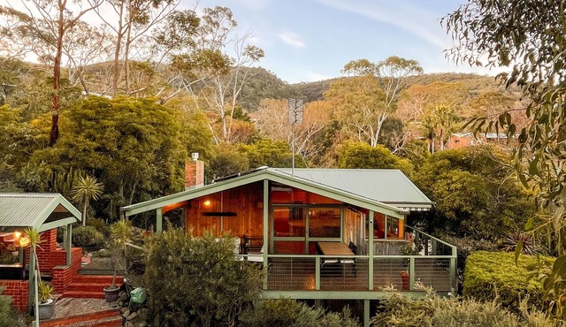 Mid century modern style home with pool and sauna. Pet friendly! in McCrae