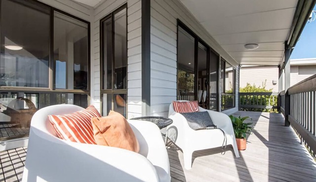 Miramar Hideaway - Water Views and a Short Walk to the Beach in Somers
