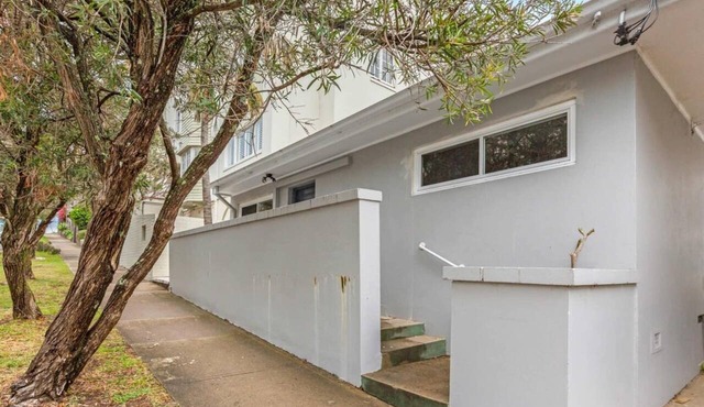 Modern 1-Bed Pad Minutes Away from Beach