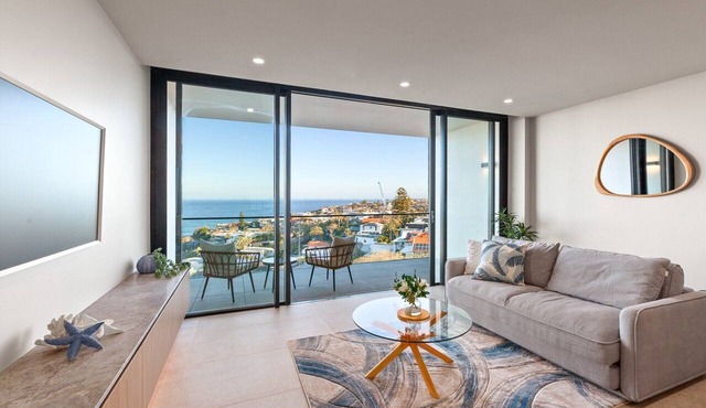 Modern 1-Bed with Tamarama Beach Views