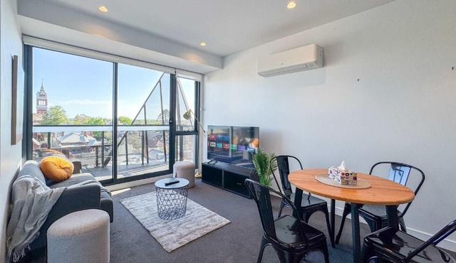 Modern 2B Apt with Views Near Swinburne University in Melbourne