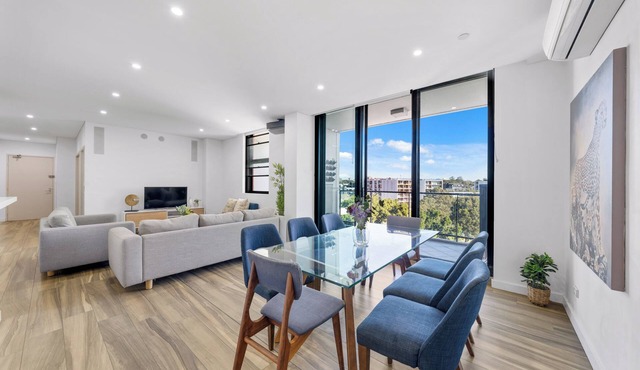 Modern 3BR Apt w Parking near ICC & Darling Harbour