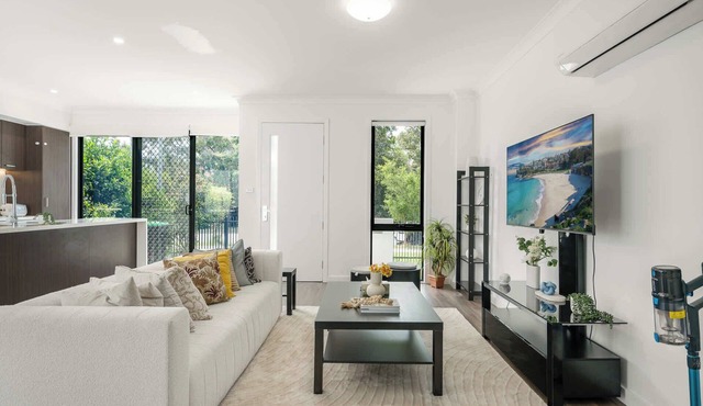 Modern 3BR House, 7min Drive to Leppington Station