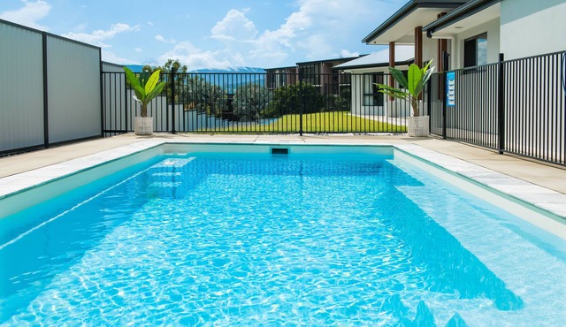 Modern 5 Bedroom , 3 Bathroom Holiday Home with Sparkling Pool in Cannonvale