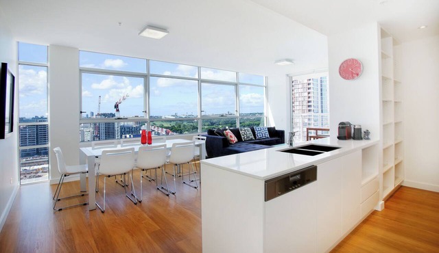 Modern and Bright 3BR Executive Apartment in Zetland with Views