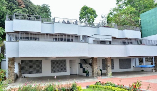 Modern, Comfortable Suites with Panoramic Views-G1
