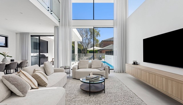 Modern Getaway in Sans Souci - 5 minutes to the Lady Robinson Beach!
