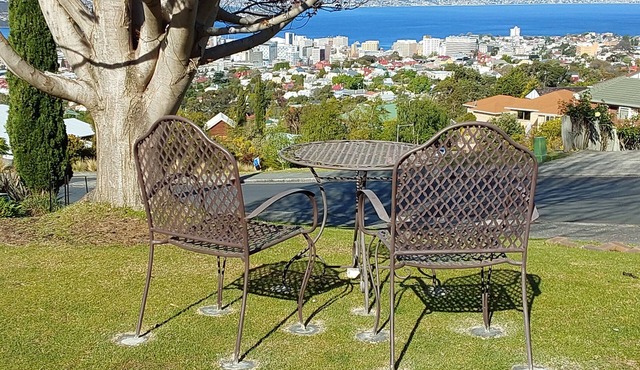 Modern studio walking distance to Hobart and Mt Knocklofty in West Hobart