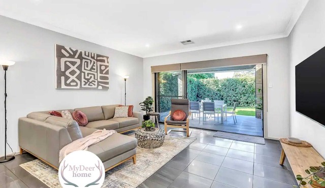 Modern & Stylish - 3BR Holiday Home in Albert Park
