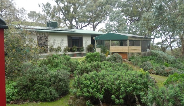 mount charmal cottage. 5 person spa under pergola. Large combination heater. in Spring Gully