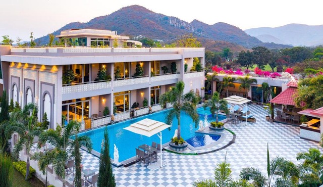 Mountain Creek by ELIVAAS Prive Pet-friendly 1 Luxe Room with Shared Pool and Gazebo