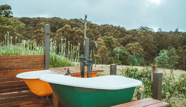Mountain retreat - views, outdoor baths, WiFi in Rawson
