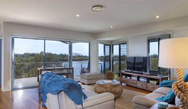 Myall River Magic - well-appointed townhouse overlooking the Myall River in Tea Gardens