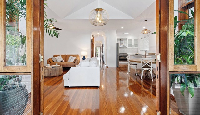 Myriams Cottage Pool house in Bardon executive private gorgeous bathroom in Bardon