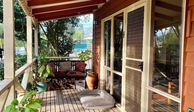 Namastayz is surrounded by mountains, 700m from pondage, Lake Eildon 5min drive in Eildon