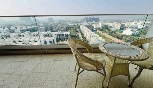 Nature's Nook: Cozy, serviced luxury apartment in Gurgaon with WiFi, AC, gym