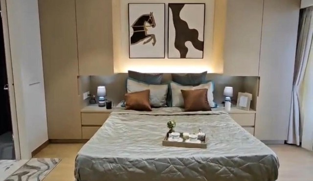 Neon - Royal Nest Aerotel with Pvt Balcony -1 km from Airport