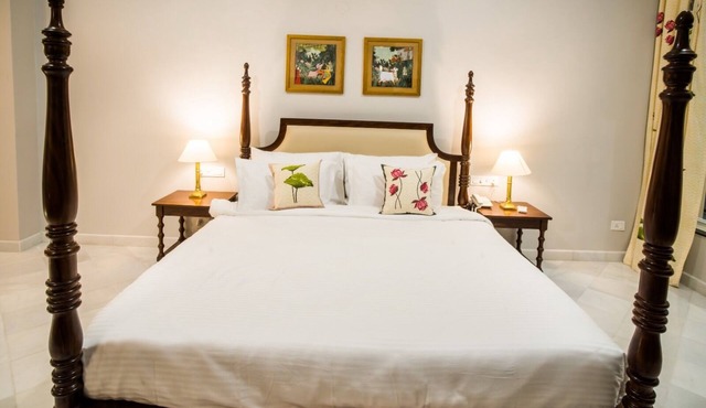 Nestled in outskirts 20 minutes of drive from City palace.