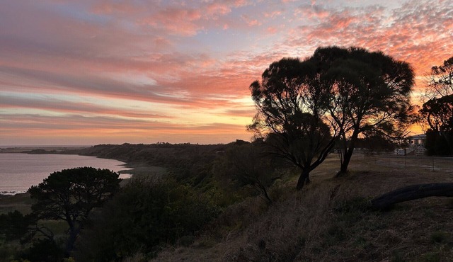 Nestled on Tower Hill's edge, with stunning views! Sleeps 6 in Koroit
