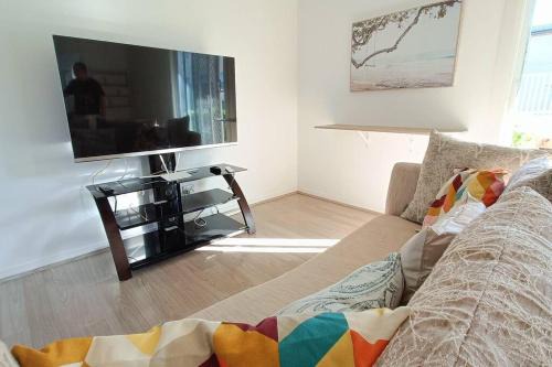 New and Cozy 2 Bedrooms Granny Flat with Aircon & Pool